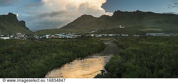 Stadt Vik und Kirche Vik i Myrdal bei Sonnenaufgang  Südregion (Sudurland)  Island