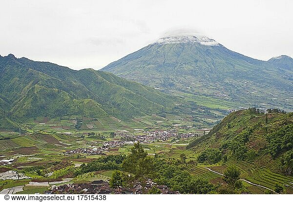 Stadt Wonosobo in der vulkanischen Caldera des Dieng-Plateaus  Zentral-Java  Indonesien  Asien