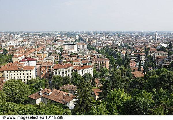 Stadtansicht  Ausblick auf die Unterstadt  Bergamo  Lombardei  Italien  Europa