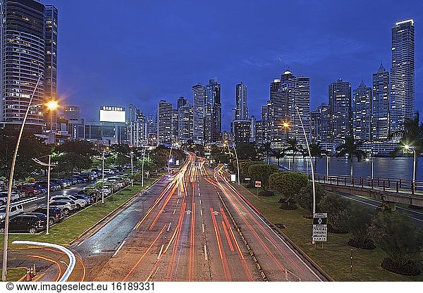 Stadtansicht  Balboa Avenue und Wolkenkratzer in der Abenddämmerung  Panama City  Panama  Mittelamerika