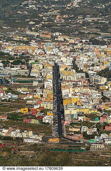Stadtansicht  Blick vom Aussichtspunkt El Time nach Los Llanos  Insel La Palma  Kanarische Inseln  Spanien  Europa