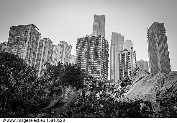 Stadtansicht Chongqing  im Vordergrund Reste einer abgerissenen Häuserzeile  Chongqing  China  Asien