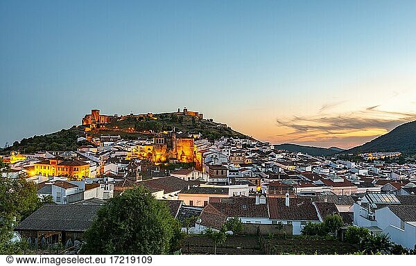 Stadtansicht des Dorfes Aracena mit beleuchteter Festung Castillo de Aracena  Abendstimmung  Aracena  Huelva  Spanien  Europa