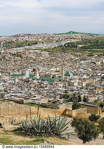 Stadtansicht Fes mit Stadtmauer Universität Al Quaraouiyine dahinter grüne Hügel Fes Marokko Afrika