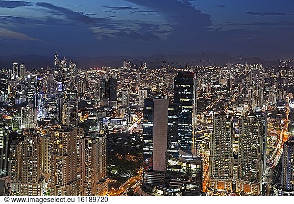 Stadtansicht mit Abenddämmerung  Panama City  Panama  Mittelamerika