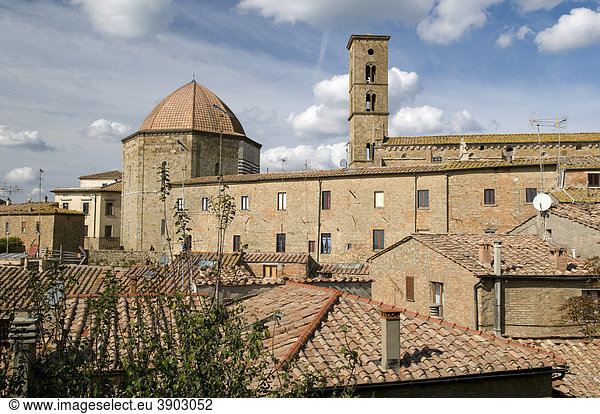 Stadtansicht mit Baptisterium und Dom Santa Maria Assunta  Volterra  Toskana  Italien  Europa