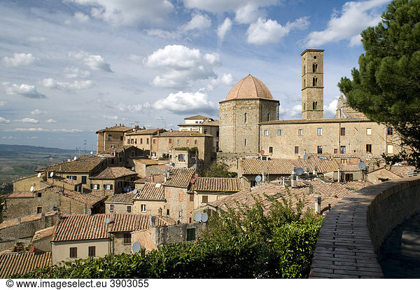 Stadtansicht mit Baptisterium und Dom Santa Maria Assunta  Volterra  Toskana  Italien  Europa