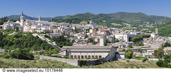 Stadtansicht mit Dom Santa Maria Assunta und San Ponziano Kloster Umbrien Italien Europa