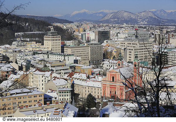 Stadtansicht mit Franziskanerkirche und dem Wolkenkratzer  hinten die Karawanken  von der Burg von Laibach aus  im Winter  Ljubljana  Slowenien  Europa