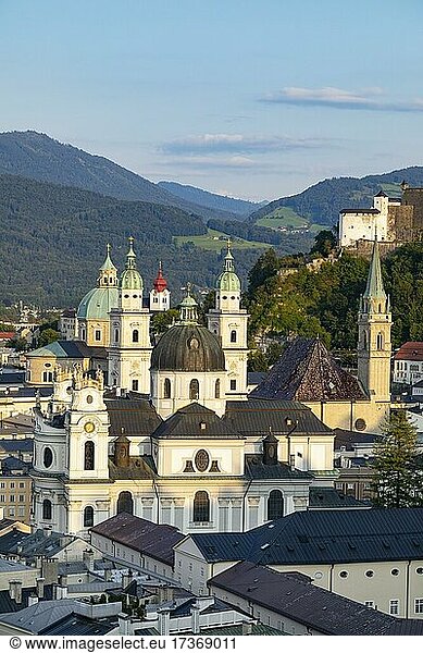 Stadtansicht mit Kollegienkirche  Franziskanerkirche und Salzburger Dom  Salzburg  Land Salzburg  Österreich  Europa