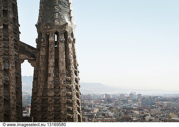 Stadtansicht und Detailansicht von La Sagrada Familia  Barcelona  Spanien
