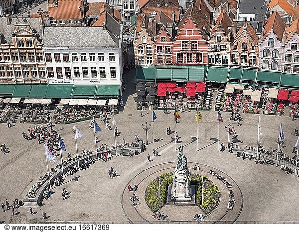 Stadtansicht vom Belfort von Brügge-Turm am Marktplatz und den mittelalterlichen Gebäuden  Brügge  Flandern  Belgien  Europa