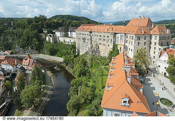 Stadtansicht vom Schlossturm aus auf Altstadt  Moldau und oberes Schloss  Ceský Krumlov  Böhmisch Krumau  Jihoceský kraj  Südböhmen  Tschechien  Europa