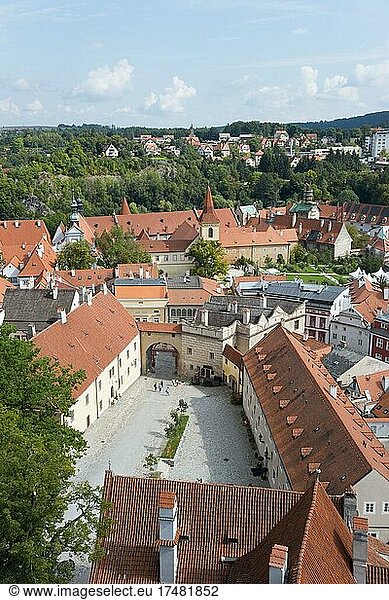 Stadtansicht vom Schlossturm aus auf Altstadt und Schlosshof  Ceský Krumlov  Böhmisch Krumau  Jihoceský kraj  Südböhmen  Tschechien  Europa
