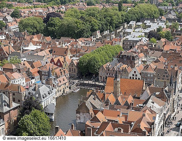 Stadtansicht von Belfort von Brügge-Turm in Richtung Dijver Kanal mit mittelalterlichen Gebäuden  Brügge  Flandern  Belgien  Europa