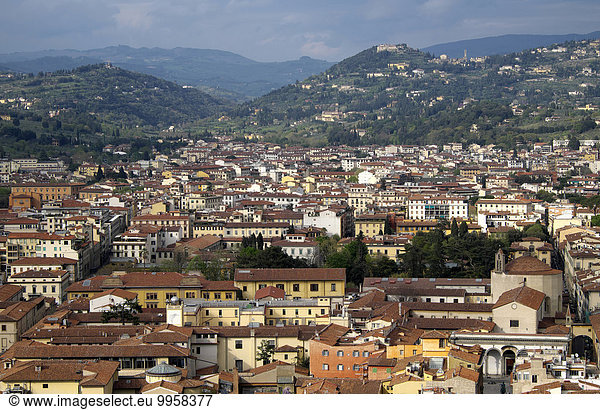 Stadtansicht von Florenz  hinten der Hügel von Fiesole  Florenz  Toskana  Italien  Europa