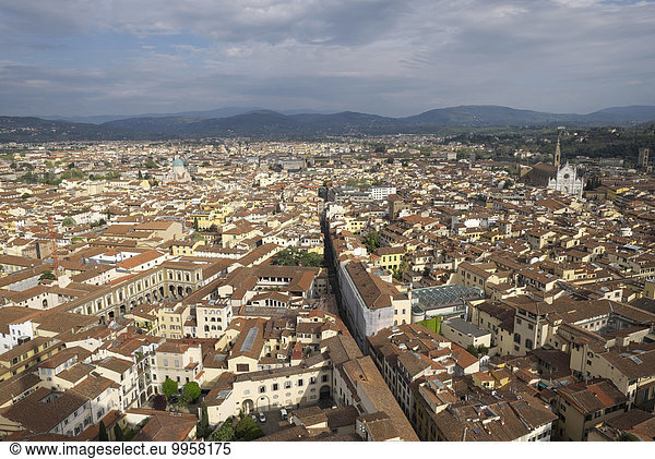 Stadtansicht von Florenz mit Basilika Santa Croce  von der Kuppel des Doms aus  Florenz  Toskana  Italien  Europa