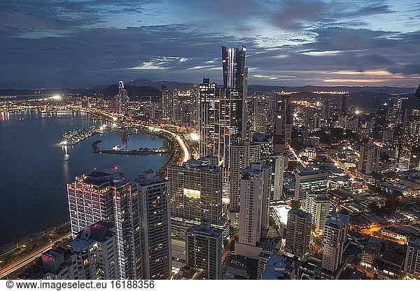 Stadtansicht  Wolkenkratzer in der Abenddämmerung  Panama City  Panama  Mittelamerika