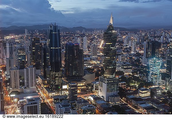 Stadtansicht  Wolkenkratzer in der Abenddämmerung  Panama City  Panama  Mittelamerika
