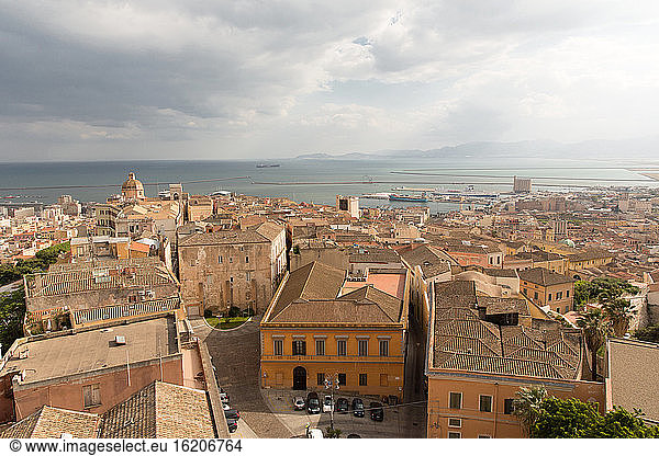 Stadtbild auf dem Dach und Meer in der Ferne Cagliari Sardinien Italien