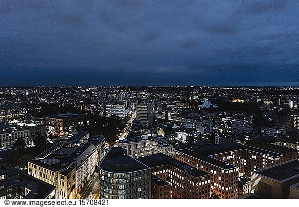 Stadtbild bei Nacht  Berlin  Deutschland