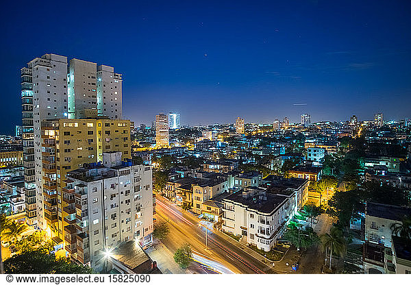 Stadtbild bei Nacht  Havanna  Kuba
