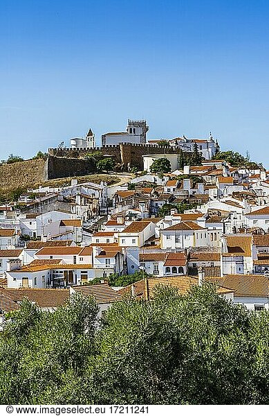 Stadtbild der historischen Stadt mit Burg  Estremoz  Alentejo  Portugal  Europa