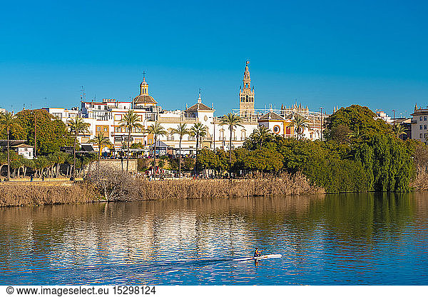 Stadtbild mit Fluss Guadalquivir  Kathedrale von Sevilla mit La Giralda  Sevilla  Spanien