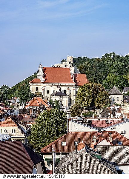 Stadtbild mit Kirche Johannes des Täufers Kazimierz Dolny Woiwodschaft Lublin Polen Europa