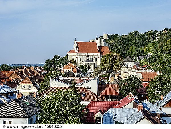 Stadtbild mit Kirche Johannes des Täufers  Kazimierz Dolny  Woiwodschaft Lublin  Polen  Europa