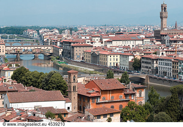 Stadtbild mit Ponte und Palazzo Vecchio  Florenz  Italien