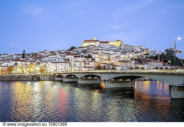 Stadtbild mit Universität oben auf dem Hügel am Abend  Coimbra  Portugal  Europa