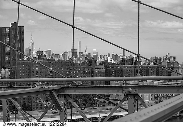 Stadtbild mit Wolkenkratzer-Skyline  B&W  New York  USA