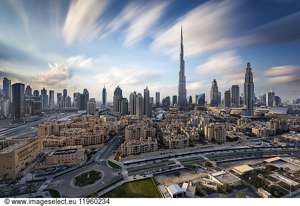 Stadtbild von Dubai  Vereinigte Arabische Emirate  mit dem Wolkenkratzer Burj Khalifa und anderen Gebäuden im Vordergrund.