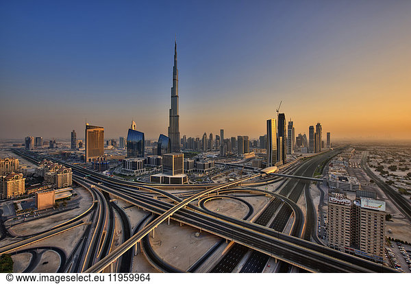 Stadtbild von Dubai  Vereinigte Arabische Emirate  mit dem Wolkenkratzer Burj Khalifa und Autobahnen im Vordergrund.