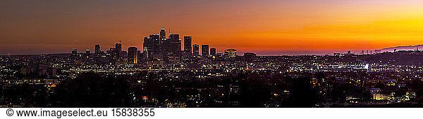 Stadtbild von Los Angeles in der Abenddämmerung