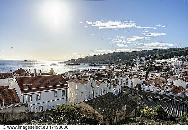 Stadtbild von Sesimbra mit historischer Altstadt und Atlantik  Region Setubal  Portugal  Europa