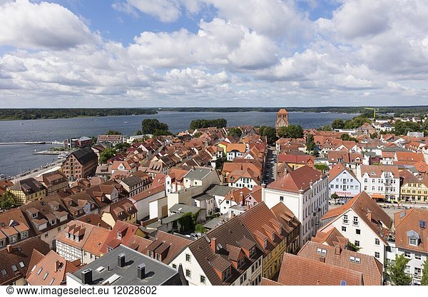 Stadthafen Binnenmüritz Stadtansicht Waren Müritz Mecklenburgische Seenplatte Mecklenburg Vorpommern Deutschland Europa