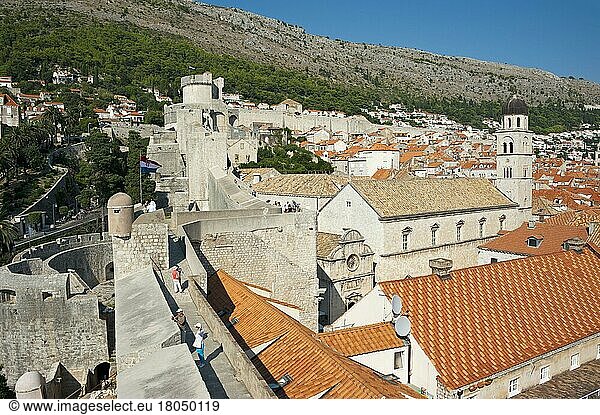 Stadtmauer  Blick von der Stadtmauer  Altstadt  Dubrovnik  Dalmatien  Kroatien  Europa