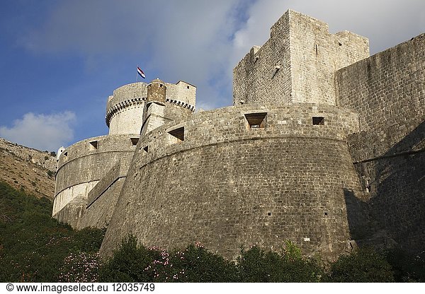 Stadtmauer und Festung Fort Minceta  Außenansicht  historische Altstadt von Dubrovnik  Dalmatien  Kroatien  Europa
