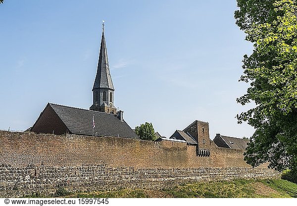 Stadtmauer Und Pfarrkirche St. Martinus In Der Stadt Zons Stadtmauer ...