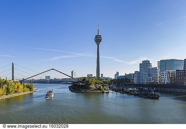 Stadtpanorama am Medienhafen mit Gehry-Bauten am neuen Zollhof und Rheinturm  Düsseldorf  Nordrhein-Westfalen  Deutschland  Europa