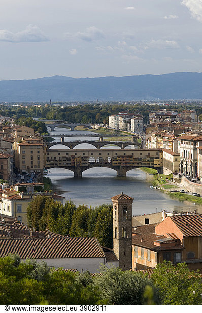 Stadtpanorama mit Ponte Vecchio und Fluss Arno  Ausblick vom Monte alle Croci  Florenz  Toskana  Italien  Europa