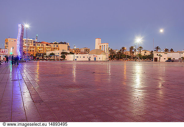 Stadtplatz bei Sonnenuntergang in Dakhla  Marokko