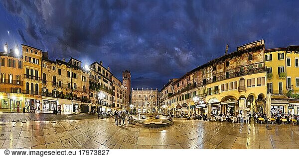 Stadtplatz Piazza delle Erbe und ehemaligen Römischen Forum mit Brunnen Fontana Madonna Verona am Abend  Piazza Erbe  Verona  Veneto  Italien  Europa