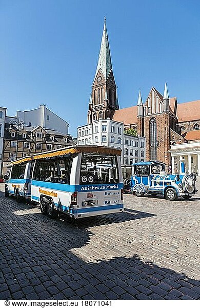 Stadtrundfahrt  Bus  Dom  Marktplatz  Schwerin  Mecklenburg-Vorpommern  Deutschland  Europa