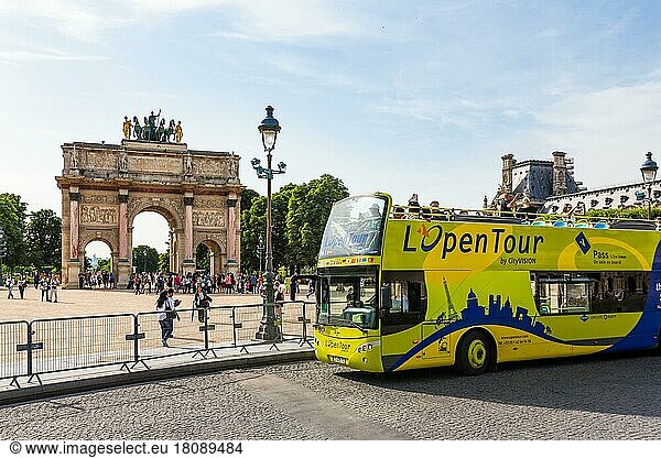 Stadtrundfahrt  Bus  Place du Carrousel mit Arc de Triomphe du Carrousel  Paris  Frankreich  Europa
