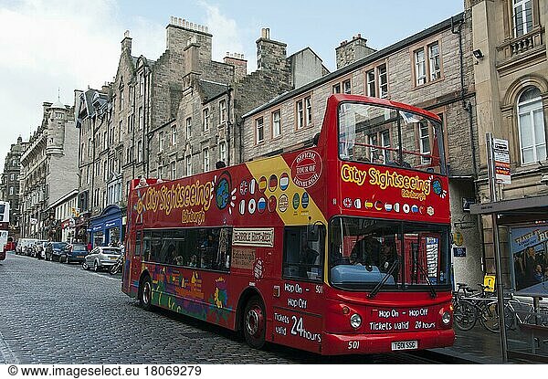 Stadtrundfahrt mit dem Bus  Royal Mile  Edinburgh  Lothian  Schottland  Großbritannien  Europa