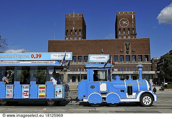 Stadtrundfahrt  radhus  Zug  Bimmelbahn  Touristen  Altes Rathaus  Oslo  Norwegen  Europa