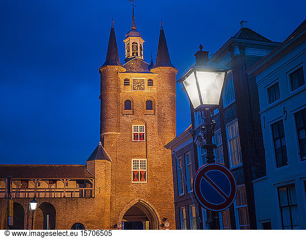 Stadttor in der Abenddämmerung  Zierikzee  Niederlande